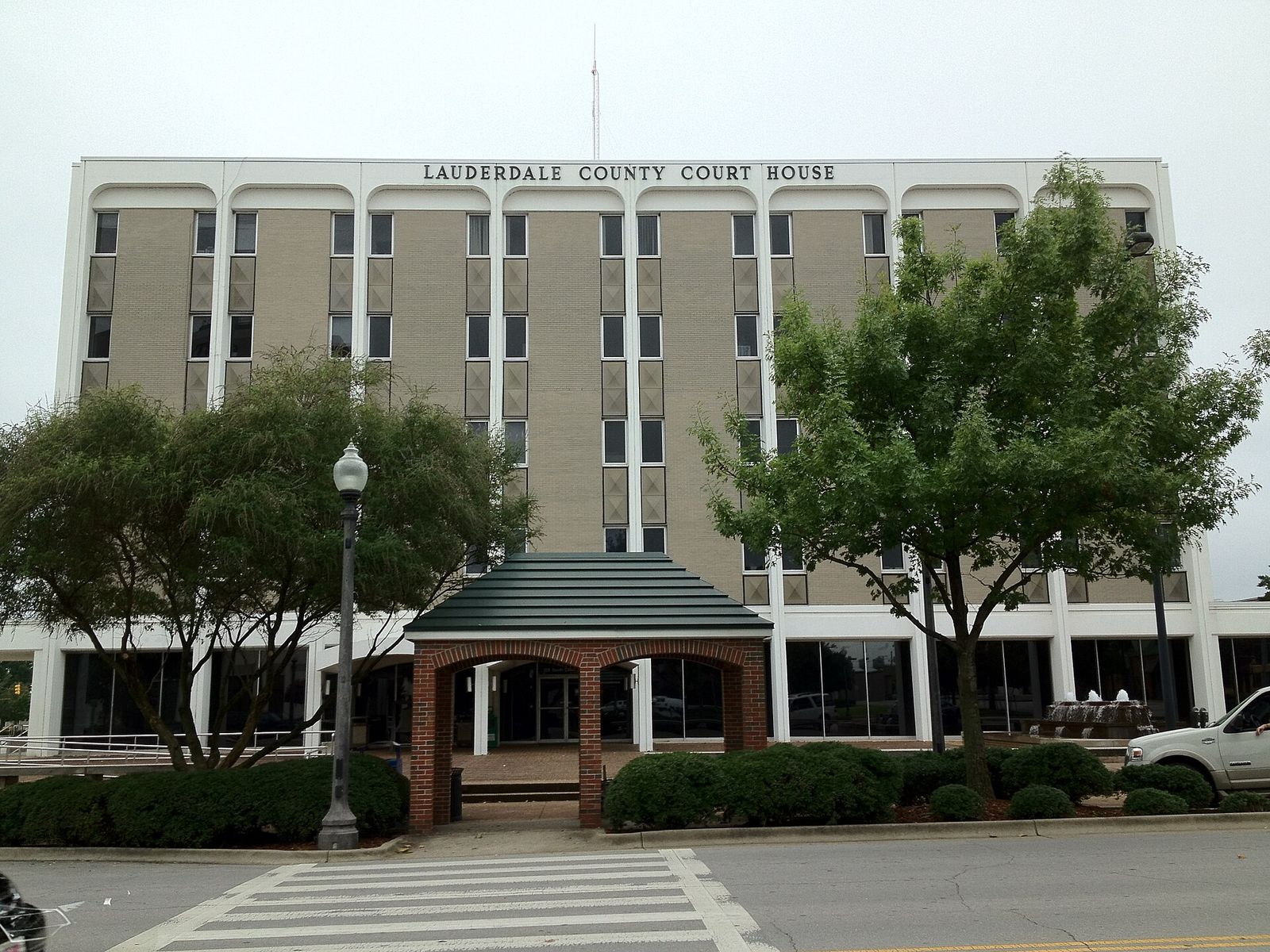 The Lauderdale County Courthouse in downtown Florence, Alabama