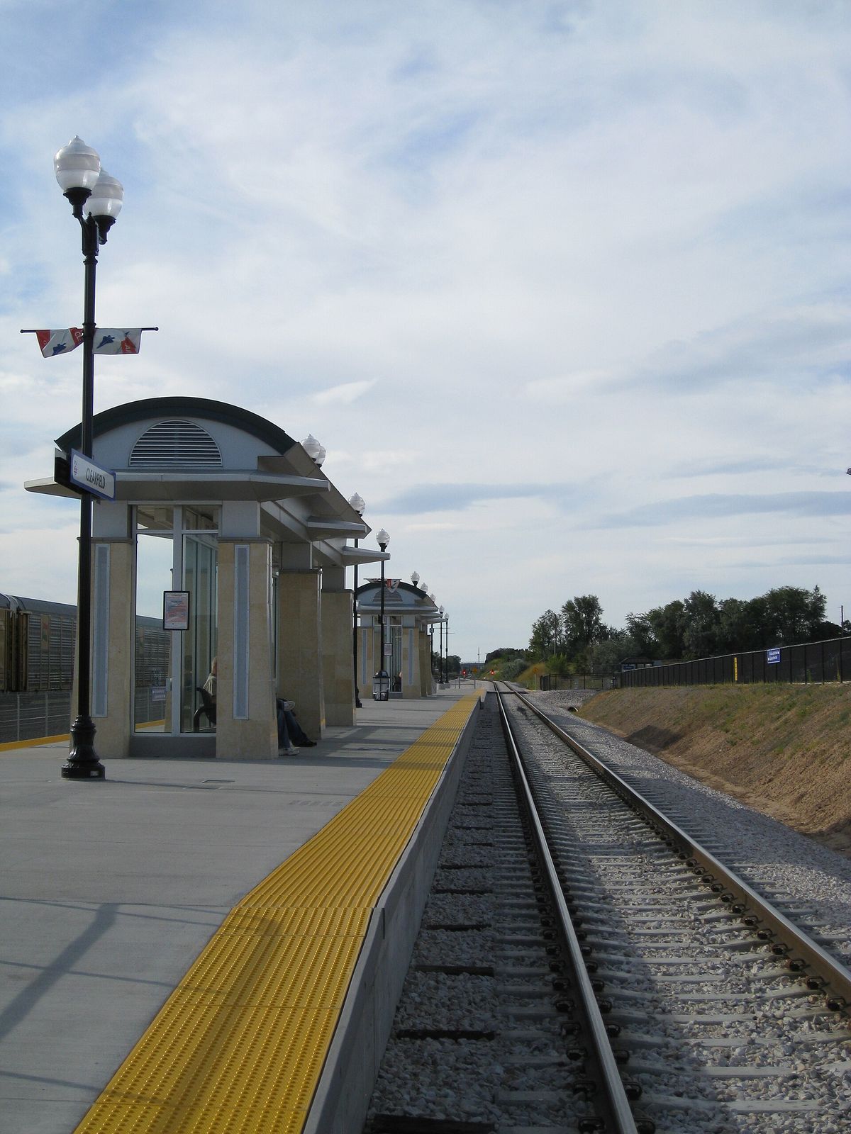 The Clearfield FrontRunner platform with its shelter, a lamp post and a single track
